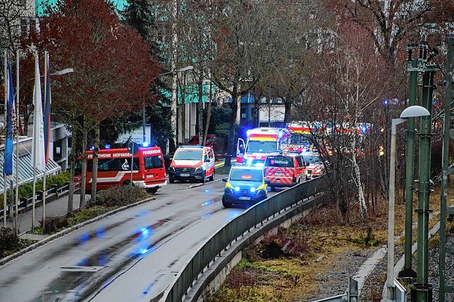 Bereits vom Siedlersteg aus ist der Großeinsatz in der Hagelrainstraße zu sehen.