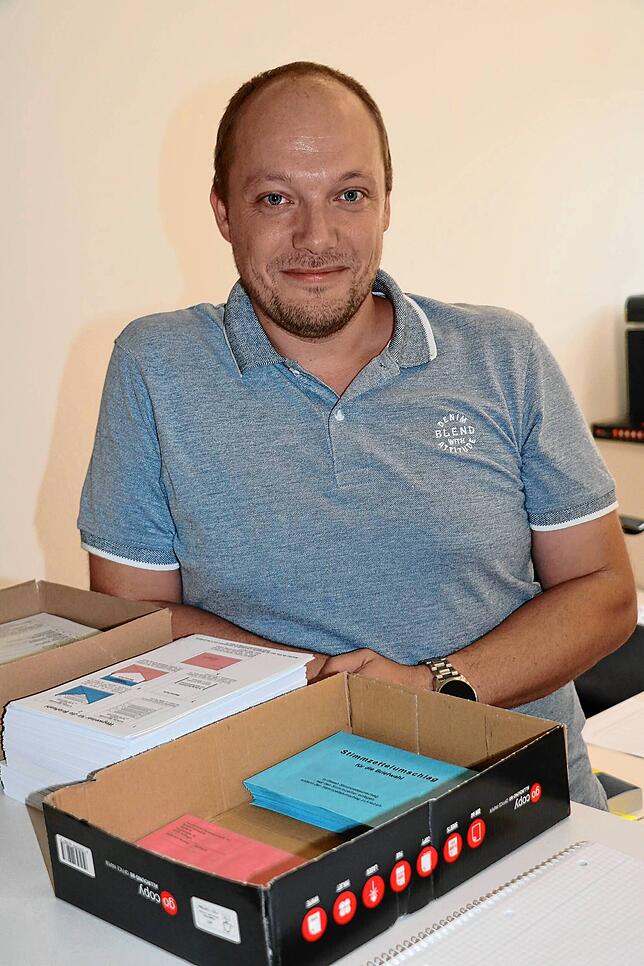 Briefwahlwähler haben es mit roten und blauen Kuverts zu tun. Marcel Rebholz, stellvertretender Vorsitzender des Wahlausschusses, ...