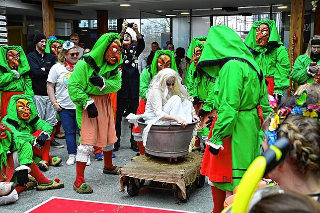 Bild 9: Fasnacht 2025: Hexen rollten im Villinger Landratsamt den roten Teppich aus - Die schönsten Bilder!