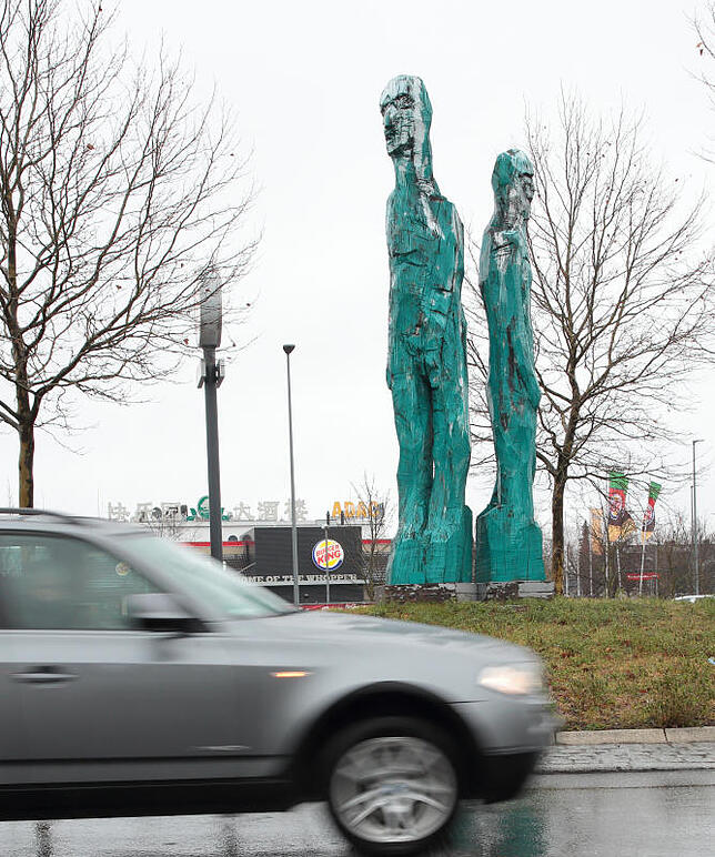 Kunst für einen tristen Ort: Klaus Priors grobschlächtige Gestalten auf dem Kreisel der Georg-Fischer-Straße in Singen.