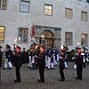 Villinger Feuerwehrleute stehen mit Fackeln Spalier, als die Historische Bürgerwehr Villingen in den Sternenhof von Schloss Salem ...