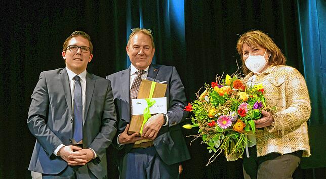 Stolz auf den Laureaten: Bürgermeister Dominik Männle gratulierte Museumsdirektor Gunter Schöbel mit einem Präsent und mit Blumen für ...