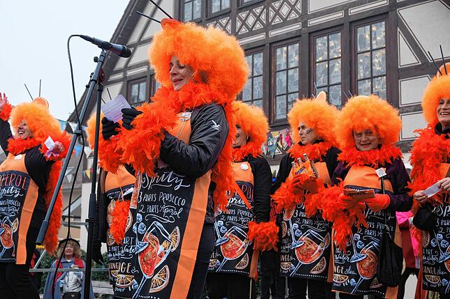 Die Ratschkacheln empfehlen Aperol in allen Lebenslagen.