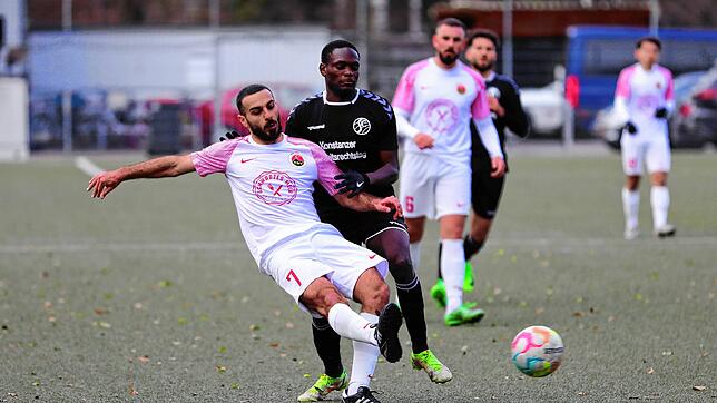 Zweikampf zweier Torschützen: Veysel Kayantas (Türk. SV Singen, links) gegen den Konstanzer Lewis Antebe.