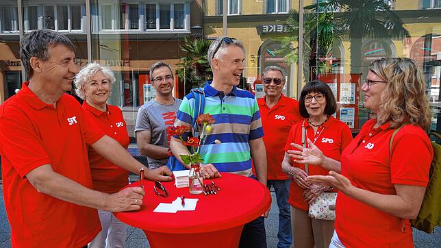 Die SPD will wissen, wo der Schuh drückt (von links): Andreas Hüve, Sylvia Kruse-Baiker, Christian Gospodarek, Wilfred Zöbisch, Effat ...