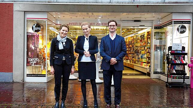 Bald steht über dem Eingang ein anderer Name: Martina Höhl (von links) und Veronika Klös mit Christian Wagner von den Schuback ...