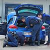 Polizeibeamte prüfen ein Auto auf Herz und Nieren. Besonders im Fokus: Die Abgasanlage. Oft werden unter Tunern Abgasklappen entfernt, ...