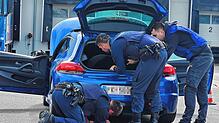 Polizeibeamte prüfen ein Auto auf Herz und Nieren. Besonders im Fokus: Die Abgasanlage. Oft werden unter Tunern Abgasklappen entfernt, ...