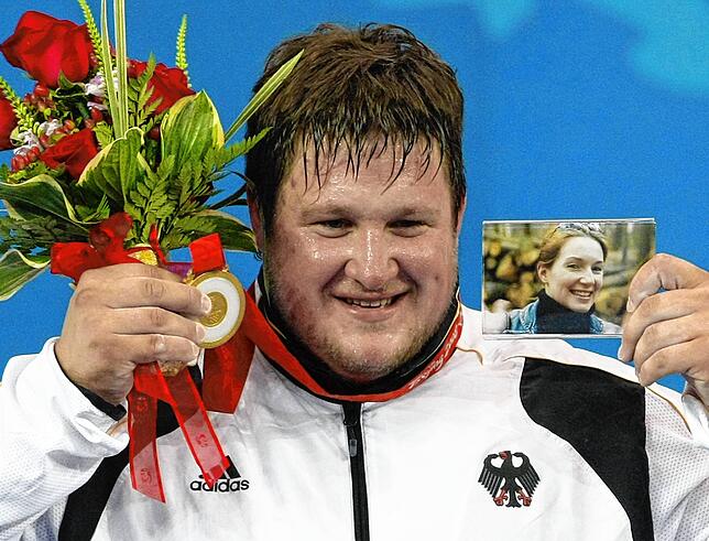 Gewichtheber Matthias Steiner zeigt nach seinem Olympiasieg 2008 in Peking 2008 neben der Goldmedaille auch ein Foto seiner verstorbenen ...