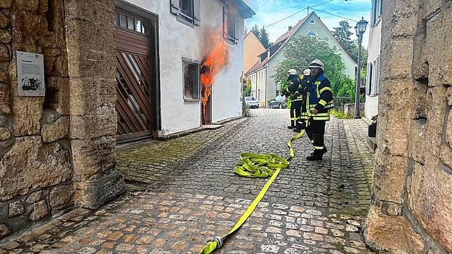 Als die Tengener Feuerwehr in der Altstadt eintraf, züngelten bereits Flammen aus der Haustüre des Einfamilienhauses.