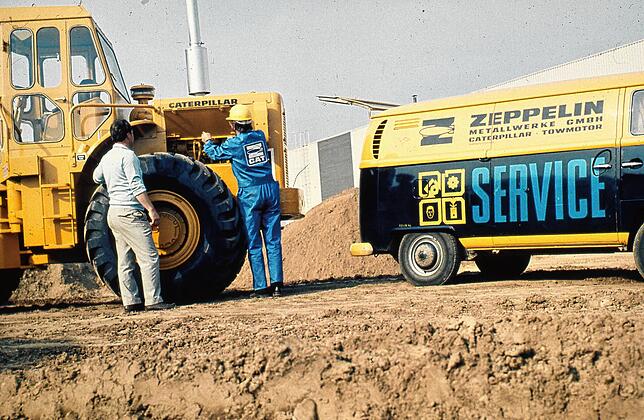 Eine Baustelle in den 60er-Jahren: Ein Zeppelin-Servicetechniker ist mit dem VW-Bulli gekommen, um sich um den Motor eines ...