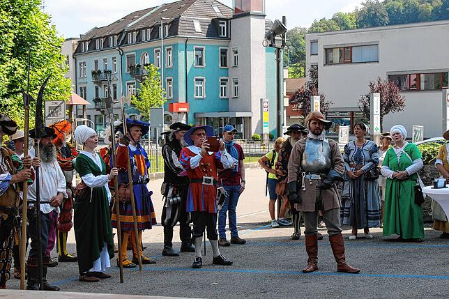 Die Hans-Müller-Gruppe lässt die Geschichte des Bauernkrieges durch eine Vorführung historischer Rufe, einem nachgestellten Gefecht und ...