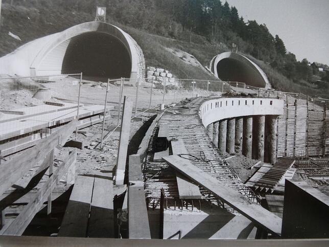 Deutích ist hier die Linienführung der Zufahrt von der Brücke zum Südtunnel zu erkennen, wie sie auch heute noch besteht.