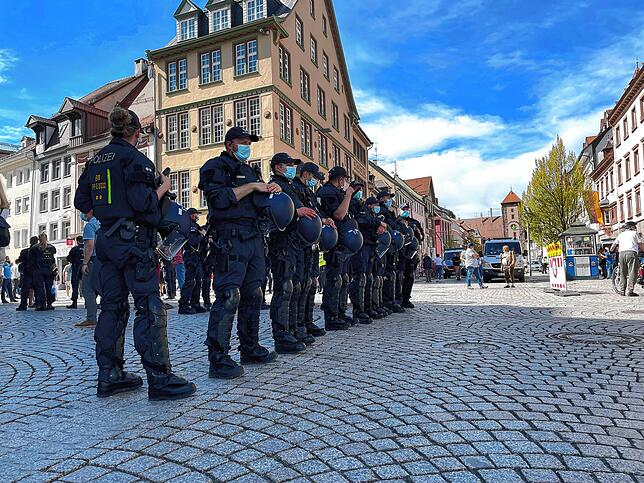 Bild 1: Polizeigroßaufgebot und Demos in Villingen: Der etwas andere Muttertag im Fotorückblick