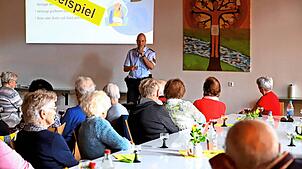 Polizeihauptmeister Ronald Biegler vom Referat Prävention hält einen Vortrag über kriminelle Machenschaften von Betrügern. Bild: ...