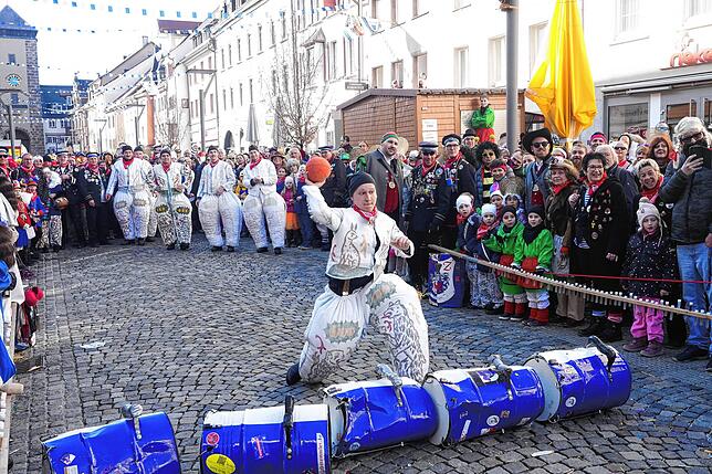 Große Gaudi in der Rietstraße. Beim Völkerball lässt das Team Wuescht den Glonkitrommlern keine Chance.
