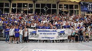 Die Mannschaft des TuS Steißlingen feiert die Meisterschaft mit ihren Fans.