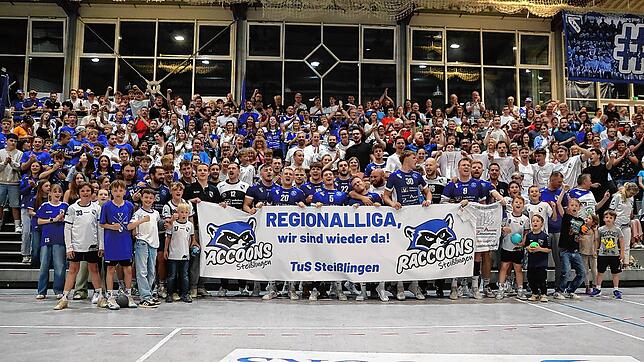 Die Mannschaft des TuS Steißlingen feiert die Meisterschaft mit ihren Fans.