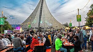 Bild : Ausgelassene Stimmung beim Radolfzeller Weinfest "Weinwiese" am Konzertsegel