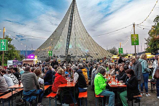 Bild 1: Ausgelassene Stimmung beim Radolfzeller Weinfest "Weinwiese" am Konzertsegel