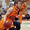 Für Leon Friederici (am Ball) wird das Spiel gegen die Eisbären Bremerhaven ein kleines Familientreffen. Bruder Vincent spielt beim ...