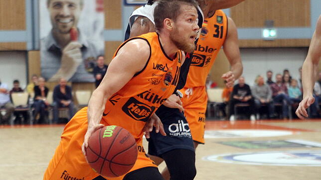 Für Leon Friederici (am Ball) wird das Spiel gegen die Eisbären Bremerhaven ein kleines Familientreffen. Bruder Vincent spielt beim ...