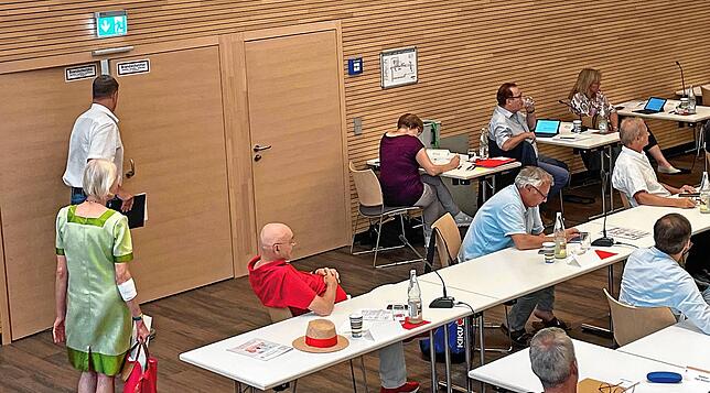 Sie beklagen eine „willkürliche Diskriminierung“ und verlassen aus Protest den Sitzungsraum im Pfarrsaal. „Völlig ...