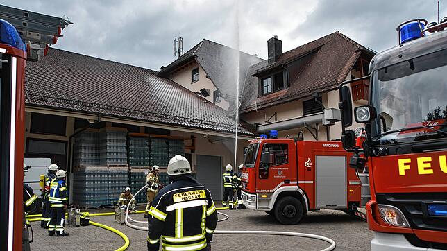 Das Lager des Winzervereins Hagnau war Übungsobjekt bei der Hauptprobe der Freiwilligen Feuerwehr Hagnau. Hier startete die Wehr einen ...