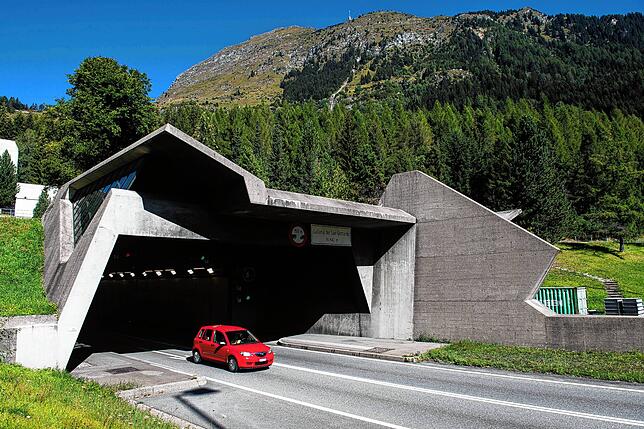 Ein Auto verlässt das Südportal des Gotthard-Straßentunnels.
