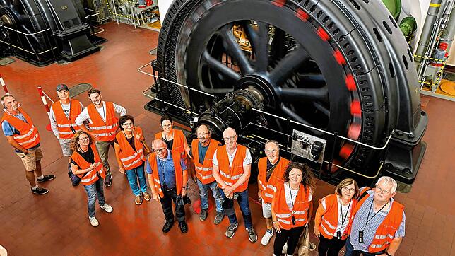 Viele Informationen gibt es bei einer Exkursion des bisherigen Gemeinderats Küssaberg bei Naturenergie in Rheinfelden. Bild: Gemeinde ...