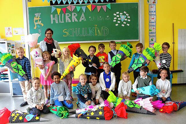 Da strahlen die Kinder: Mit ihren Schultüten bepackt, hatten sie ihren ersten Schultag und lernen jetzt täglich das Lesen, Schreiben und ...