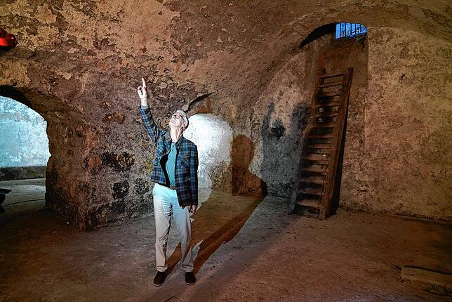 Unter dem Königsfelder Hof in der Amthausstraße versteckt sich ein wunderschönes Gewölbe, das mit Rundbögen und einer fast 500 Jahre ...