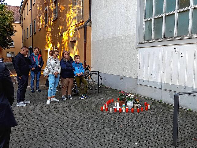 (Archivbild) Familien der Klassenkameraden von Hridhaan denken am ersten Jahrestag seines Todes vor der Stephansschule an ihn. Lange ...
