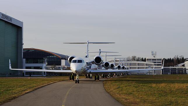 Derzeit herrscht Hochbetrieb am Flughafen Friedrichshafen. Viele Teilnehmer des Weltwirtschaftsforums in Davos machen hier einen ...