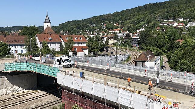 Ab 8. September ist die Waldshuter Kolpingbrücke wieder auf beiden Spuren befahrbar. Dieses Bild stammt vom Juli, als die ...