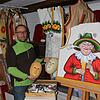 Elmar Dold bereitet die Rohlarven für das Malen vor, bemalt nach historischem Vorbild die Masken und auch die Häserstoffe.