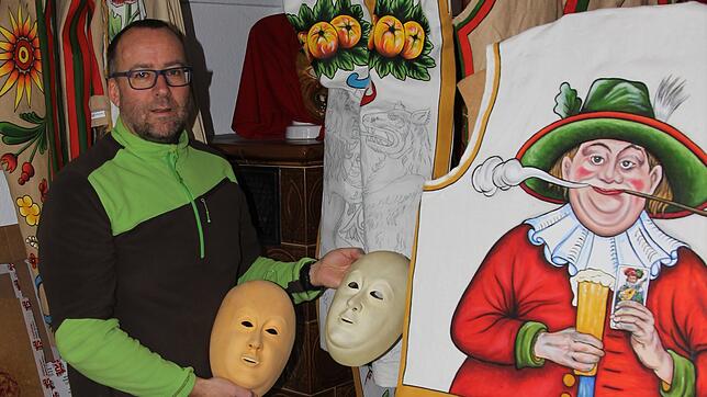 Elmar Dold bereitet die Rohlarven für das Malen vor, bemalt nach historischem Vorbild die Masken und auch die Häserstoffe.