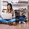 Ein Mutter mit ihrem Kind und Laptop Zuhause. So geht es derzeit vielen Frauen in Zeiten der Corona-Krise. Wer seine Kinder betreuen ...