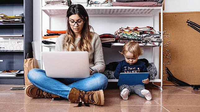 Ein Mutter mit ihrem Kind und Laptop Zuhause. So geht es derzeit vielen Frauen in Zeiten der Corona-Krise. Wer seine Kinder betreuen ...