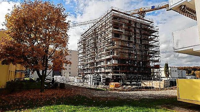 November 2020: Ein Jahr nach dem Spatenstich kann die Wohnbau Richtfest in der Römerstraße feiern.