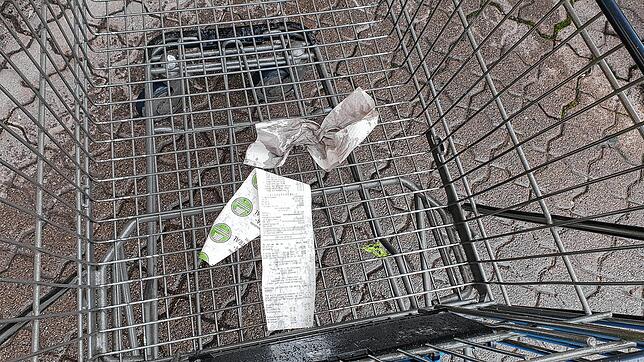 Einkaufswagen auf dem Parkplatz eines Supermarktes.