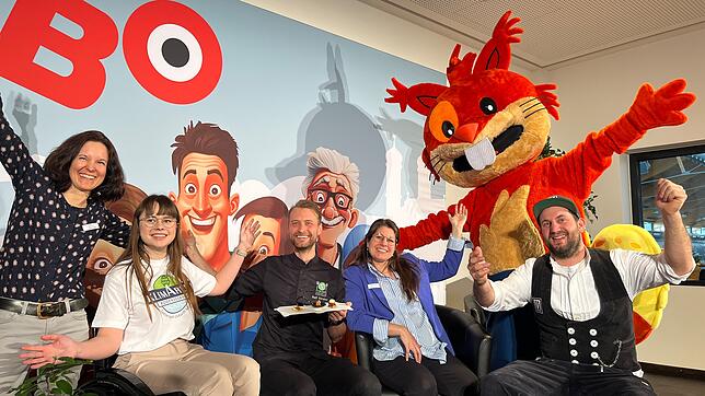 Kerstin Rieger, Managerin Media Relations IBO, Sophia Hoeckle, Klima-Team Landratsamt Bodenseekreis, Ralf Sandner, Chefkoch der Firma ...