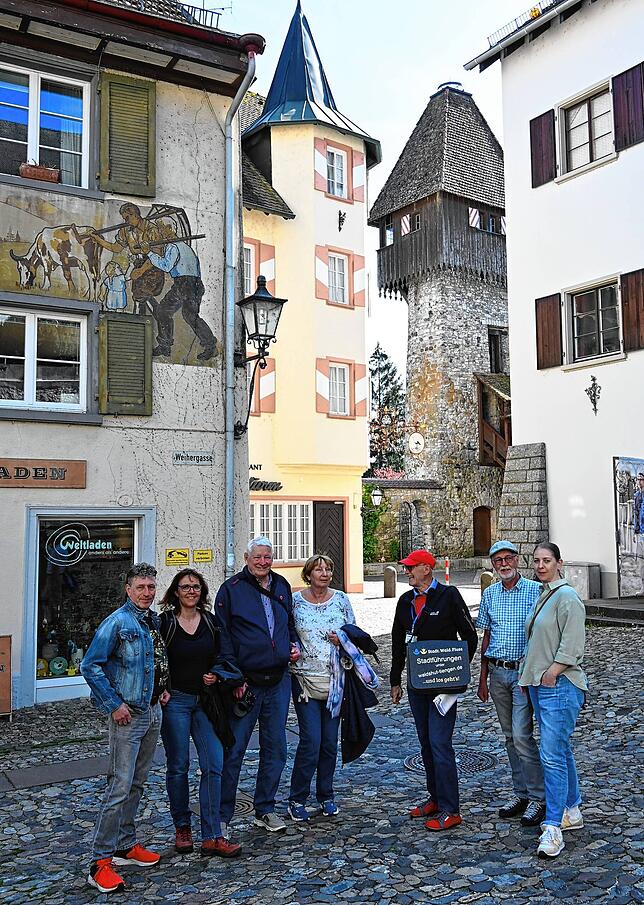 In der Altstadt in Tiengen erfuhren die Teilnehmer der Jubiläumsstadtführung mit Uli Stather (rote Mütze) viel über die Geschichte ...