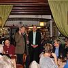 Alfred Eger (links) begrüßte Uwe Janitschek, Leiter des Polizeireviers Friedrichshafen, beim gut besuchten Treffen des Bürgerforums ...