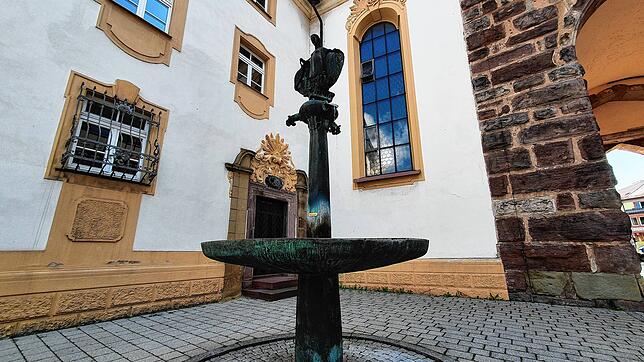 Der Marienbrunnen: Ein Kunstwerk am Bickentor mit einer besonderen Anmutung.