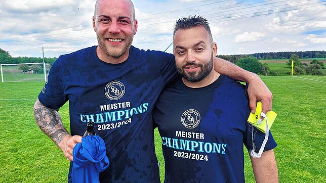 Meisterfreuden: Trainer Natale Maione und Torjäger Dennis Sutera von Owingen-Billafingen.