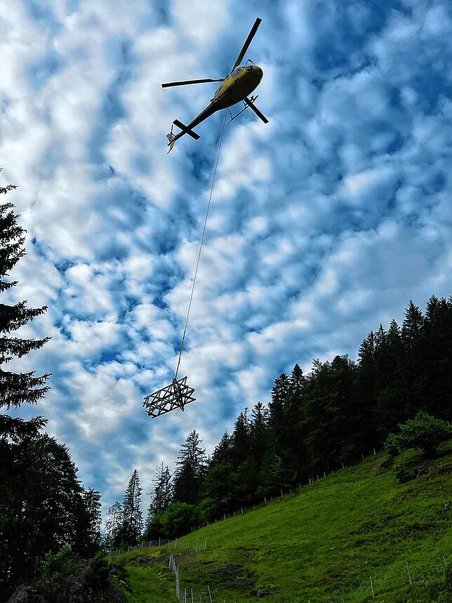 Für den Transport mit Lastenhelikopter wurde eine Spezialfirma beauftragt.