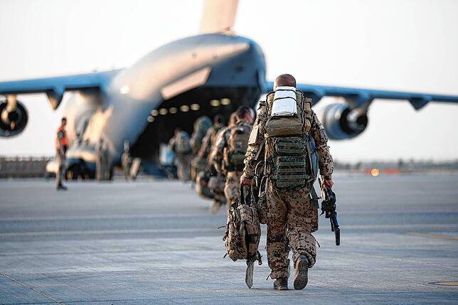 Das Handout der Bundeswehr zeigt einen Militärtransporter C17, der vom Feldlager in Masar-i-Scharif Richtung Deutschland fliegt. Im ...