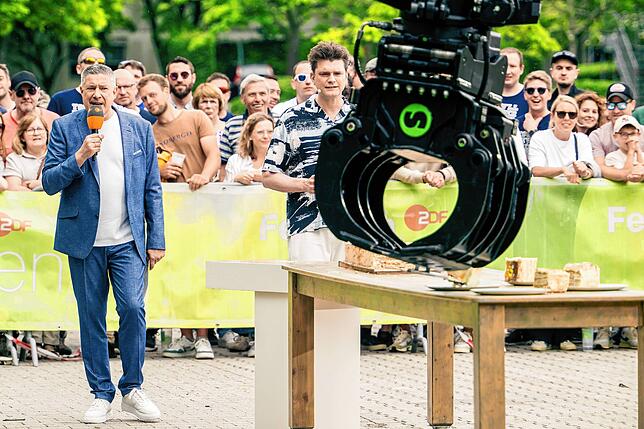 Szene von der Herausforderung im ZDF-“Fernsehgarten“: Robin Müller aus dem Niedereschacher Teilort Fischbach schneidet mit der Schaufel ...