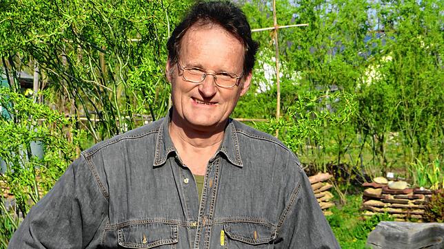 Auch in dieser schwiergen Zeit schaut Gärtnermeister und Projektleiter Joachim Schlageter im Gemeinschaftsgarten ...